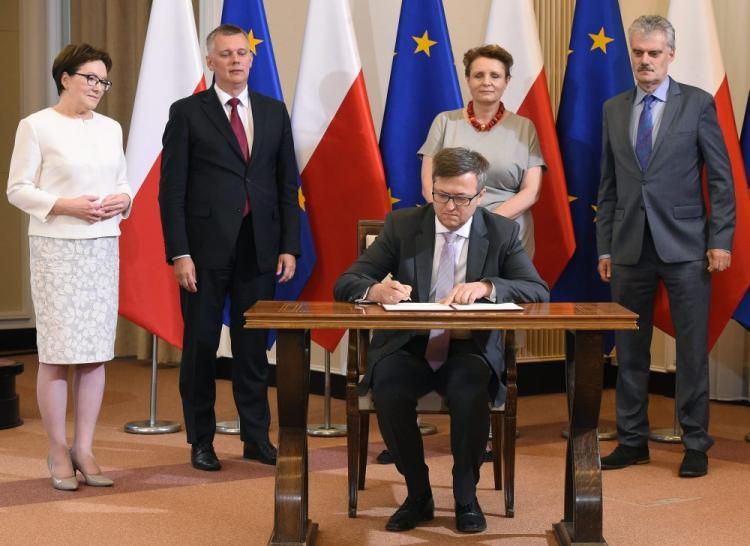 Premier Ewa Kopacz, wicepremier, minister obrony narodowej Tomasz Siemoniak, minister kultury Małgorzata Omilanowska, dyrektor Muzeum Historii Polski Robert Kostro i dyrektor Muzeum Wojska Polskiego Zbigniew Wawer podczas podpisania listu intencyjnego w sprawie budowy Muzeum Historii Polski. Warszawa, 21.07.2015. Fot. PAP/R. Pietruszka