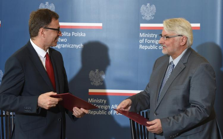 Minister spraw zagranicznych Witold Waszczykowski i prezes Instytutu Pamięci Narodowej Jarosław Szarek podczas podpisania porozumienia o współpracy MSZ i IPN w Warszawie. Porozumienie ma przyczynić się do upowszechniania wiedzy o najnowszej historii Polski poza granicami kraju. Fot. Warszawa, 26.06.2017. PAP/R. Pietruszka 