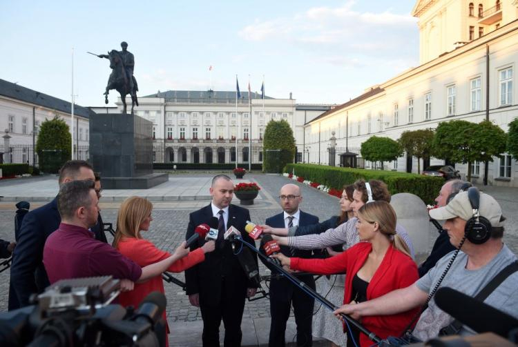 Minister Paweł Mucha (centrum-L) i rzecznik prezydenta Krzysztof Łapiński (centrum-P) podczas konferencji prasowej przed Pałacem Prezydenckim po spotkaniu marszałków Sejmu i Senatu z prezydentem RP. Fot. PAP/R. Pietruszka 