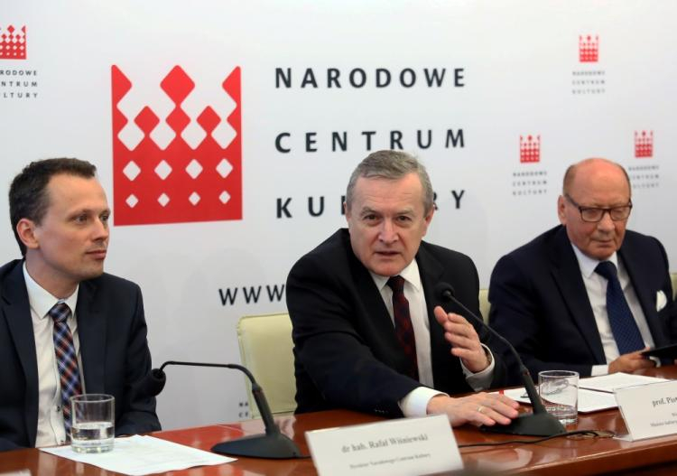 Wicepremier, minister kultury i dziedzictwa narodowego Piotr Gliński, dyrektor Narodowego Centrum Kultury Rafał Wiśniewski oraz prezydent Rzeszowa Tadeusz Ferenc podczas konferencji prasowej "Wschód Kultury 2017" dotyczącej letnich festiwali odbywających się w Rzeszowie, Lublinie i Białymstoku. PAP/Leszek Szymański 