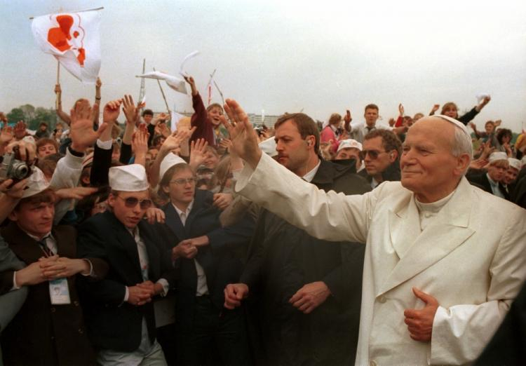 Gdańsk, 1987-06-12. III pielgrzymka papieża Jana Pawła II do Polski. Nz. Ojciec Święty przypłynął trałowcem polskiej Marynarki Wojennej na Westerplatte, gdzie spotkał się z młodzieżą i wygłosił homilię.  PAP/Jan Morek 