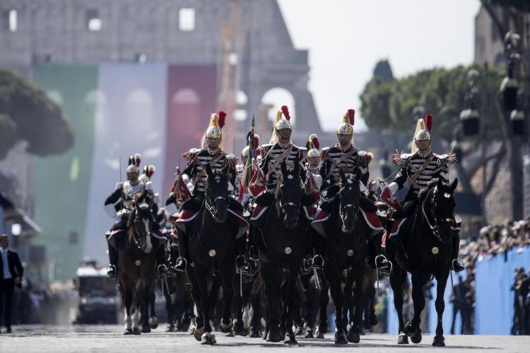 Parada włoskich sił zbrojnych z okazji Dnia Republiki. Fot. PAP/EPA