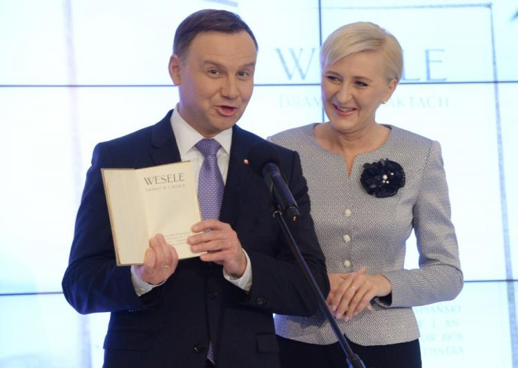 Prezydent Andrzej Duda (L) z małżonką Agatą Kornhauser-Dudą (P) podczas uroczystości ogłoszenia, że "Wesele" Stanisława Wyspiańskiego zostało lekturą na Narodowe Czytanie 2017. 21.02.2017. Fot. PAP/J. Turczyk 