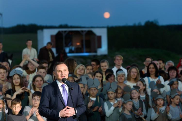 Prezydent Andrzej Duda przemawia podczas uroczystej premiery widowiska "Orzeł i Krzyż" w Parku Dzieje w Murowanej Goślinie. Fot. PAP/J. Kaczmarczyk 