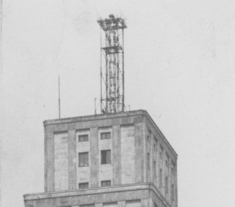Maszt telewizyjny na wieżowcu "Prudential". 1938 r. Fot. NAC