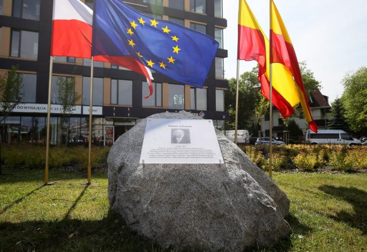 Głaz pamiątkowy uroczystości nadania stołecznemu rondu imienia Roberta Schumana. Fot. PAP/P. Supernak 