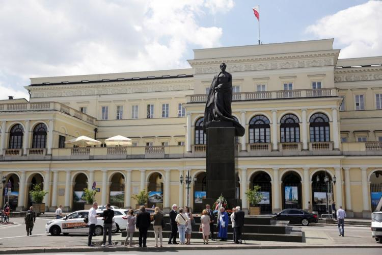 Złożenie wieńców przed pomnikiem Juliusza Słowackiego na pl. Bankowym w Warszawie w 90. rocznicę sprowadzenia prochów poety do Polski. Fot. PAP/T. Gzell 