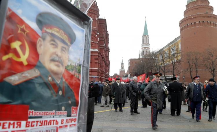 Rosyjscy komuniści przed grobem J. Stalina na Placu Czerwonym w Moskwie. Fot. PAP/EPA 