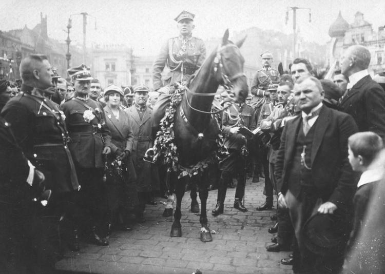 Wkroczenie wojsk polskich na Górny Śląsk - powitanie w Katowicach: generał Szeptycki na Rynku. 06.1922. Źródło: NAC