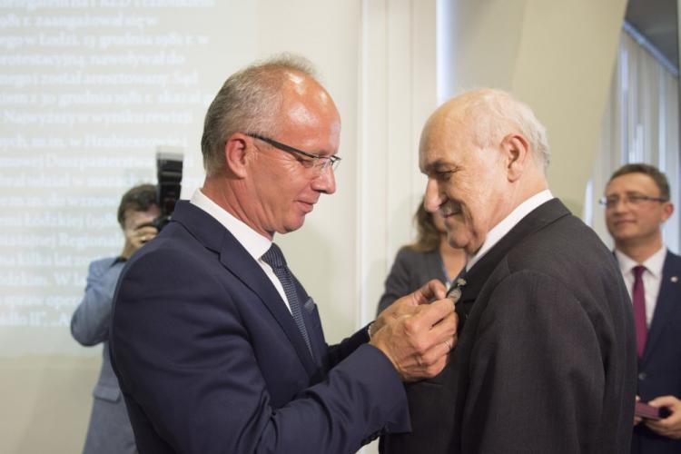 Wiceprezes IPN Krzysztof Szwagrzyk (L) odznacza Jerzego Kropiwnickiego podczas uroczystości wręczenia Krzyży Wolności i Solidarności. Fot. PAP/G. Michałowski 