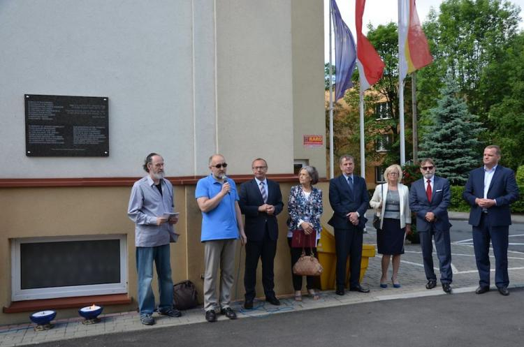 Uroczyste odsłonięcie tablicy na budynku Starostwa Powiatowego w Olkuszu. Fot. arch. UMiG Olkusz