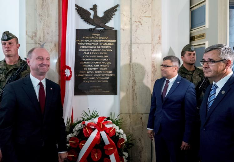 Podsekretarz stanu w Kancelarii Prezydenta RP Wojciech Kolarski (L), wojewoda śląski Jarosław Wieczorek (2P) i dyrektor katowickiego oddziału IPN Andrzej Sznajder (P) podczas odsłonięcia tablicy upamiętniającej 95. rocznicę powrotu Górnego Śląska do Polski. Fot. PAP/A. Grygiel