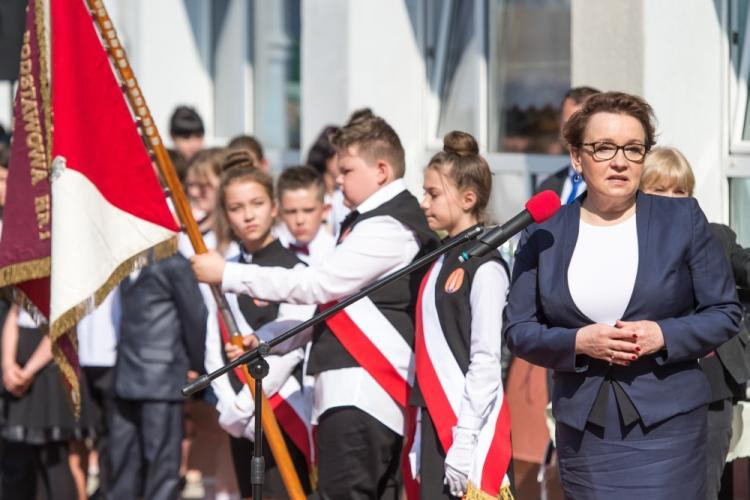 Minister edukacji narodowej Anna Zalewska wzięła udział w zakończeniu roku szkolnego w Szkole Podstawowej im. Krzysztofa Kamila Baczyńskiego w Piławie Górnej. Piława Górna, 23.06.2017. Fot. PAP/M. Kulczyński