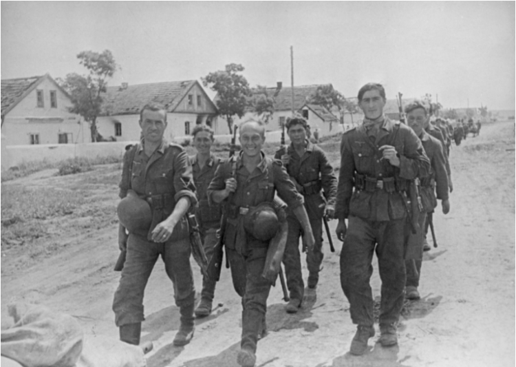 Żołnierze niemieccy w marszu przez wieś na Ukrainie. 08.1941. Fot. NAC