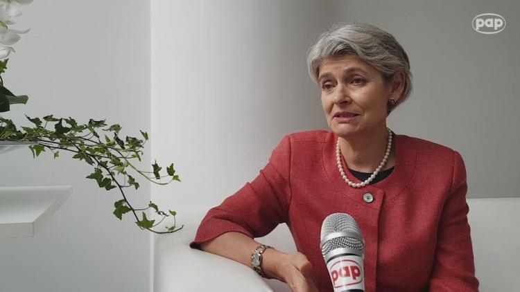 Bokova: Wierzę, że XXI wiek będzie czasem, kiedy kobiety będą doceniane za swój wkład w pokój na świecie i jego rozwój. Źródło: serwis wideo PAP