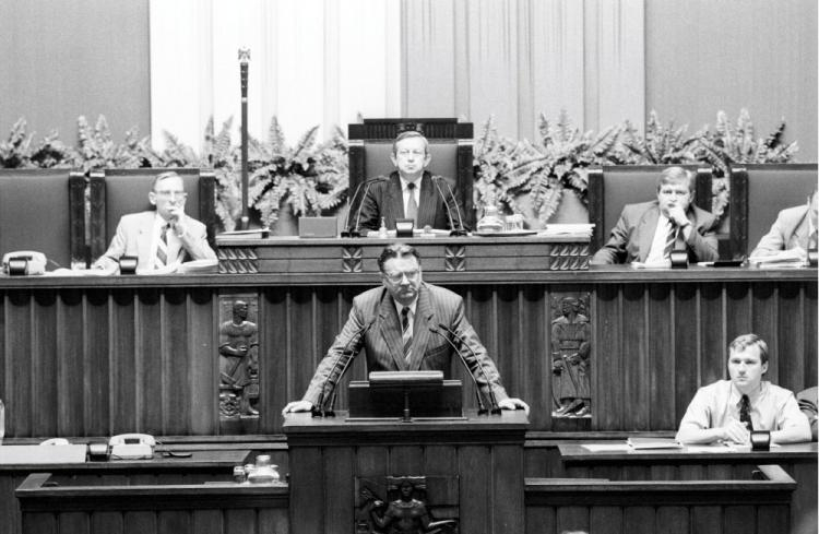 Nocne posiedzenie Sejmu - odwołanie rządu Jana Olszewskiego: premier wygłasza przemówienie. 05.06.1992. Fot. PAP/K. Wójcik 