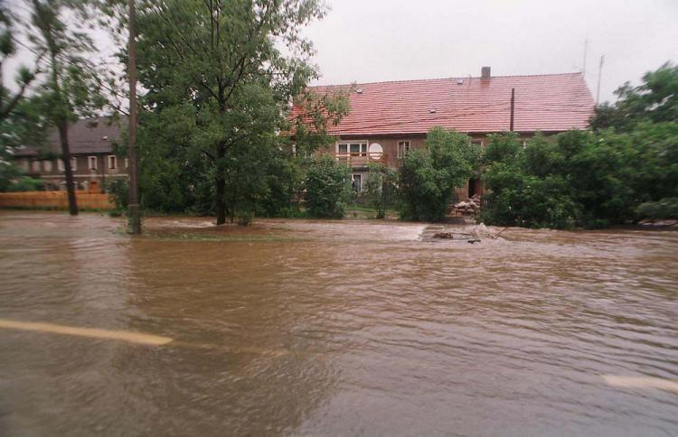 Zalane przedmieścia Jeleniej Góry, 1997 r. Fot. PAP/Hawałej