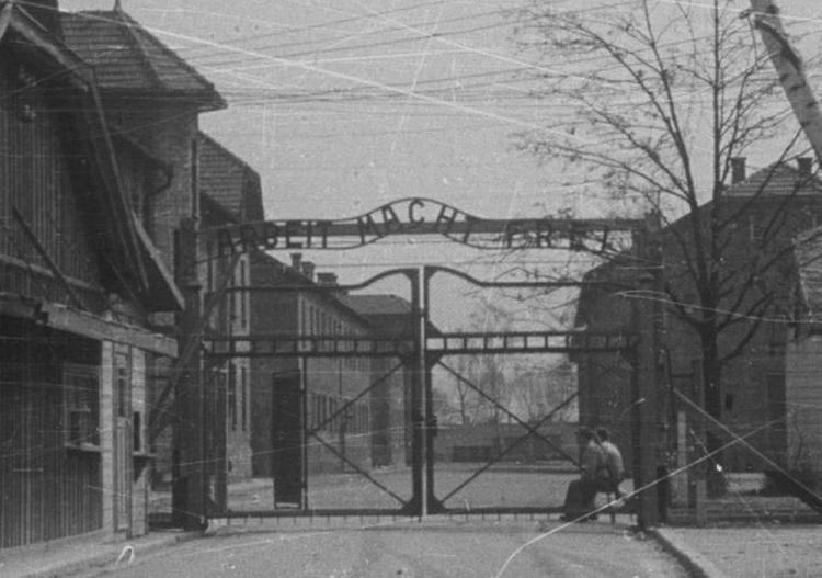 Teren b. niemieckiego nazistowskiego obozu Auschwitz-Birkenau. 1947 r. Fot. PAP/CAF/S. Dąbrowiecki