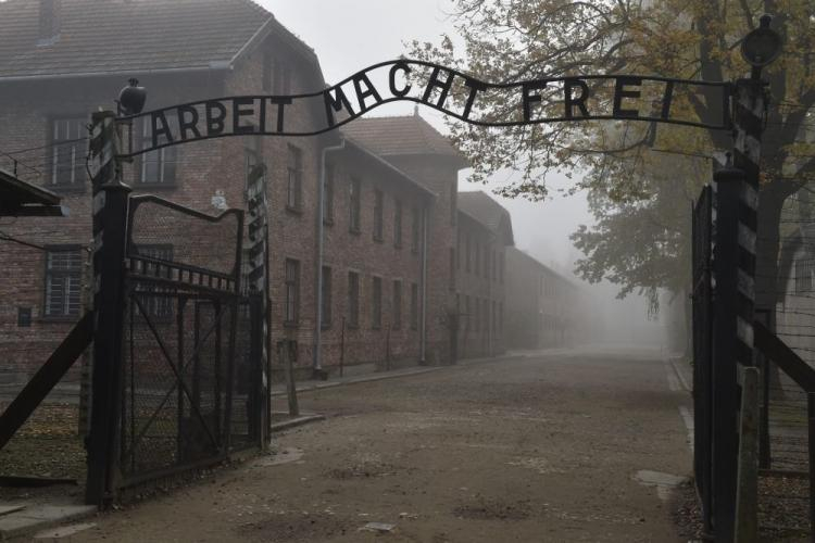 Teren b. niemieckiego nazistowskiego obozu koncentracyjnego i zagłady Auschwitz. Fot. PAP/J. Bednarczyk