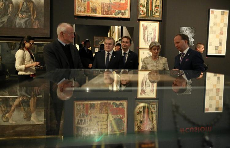 Dyrektor generalna UNESCO Irina Bokova (2P) oraz wicepremier, minister kultury Piotr Gliński (4P) zwiedzają wystawę #Dziedzictwo w Muzeum Narodowym w Krakowie. Fot. PAP/S. Rozpędzik  