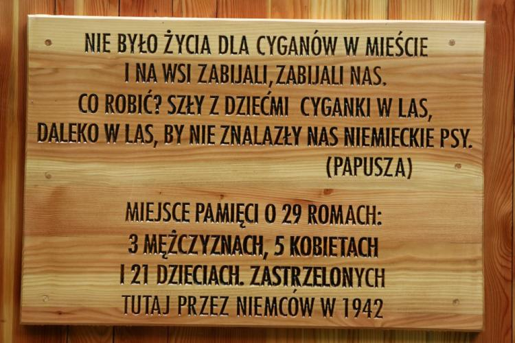 Miejsce pamięci o Romach zamordowanych przez Niemców w Borzęcinie Dolnym. 2016 r. Fot. PAP/S. Rozpędzik 