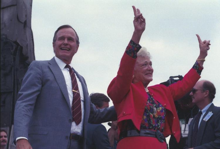 George H.W. Bush wraz z żoną Barbarą podczas spotkania z Polakami przed Pomnikiem Poległych Stoczniowców 1970. Gdańsk, 11.07.1989. Fot. PAP/I. Sobieszczuk