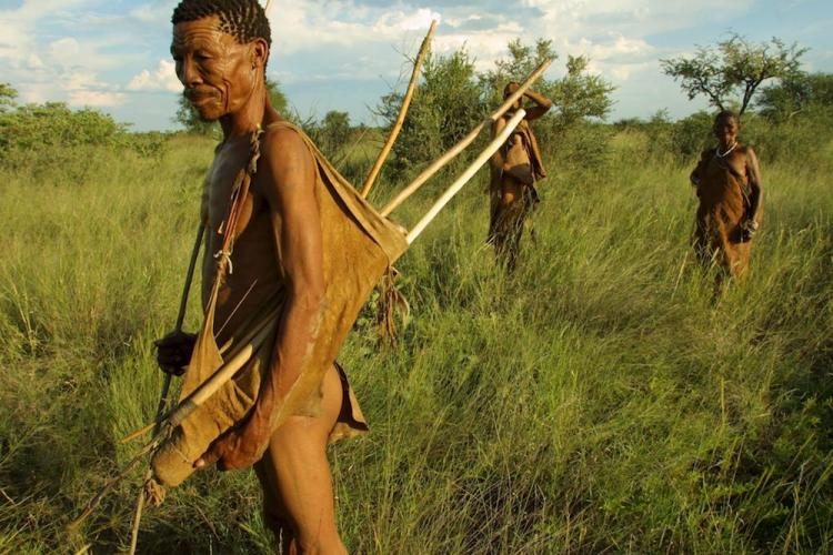 Bushman polujący z rodziną. Ghanzi, Botswana. Fot. PAP/EPA