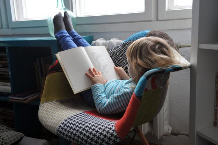 Dziecko czytające książkę. Fot. PAP/M. Bielecki 