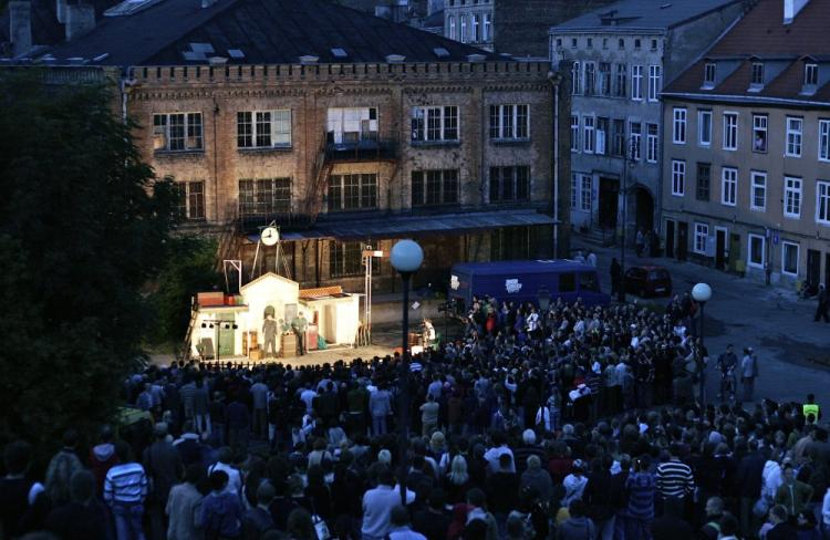 XIII Międzynarodowy Festiwal Teatrów Plenerowych i Ulicznych FETA 2009 w Gdańsku: spektakl "The Station" w wykonaniu brytyjskiego teatru Bash Street Theatre. Fot. PAP/A. Warżawa 