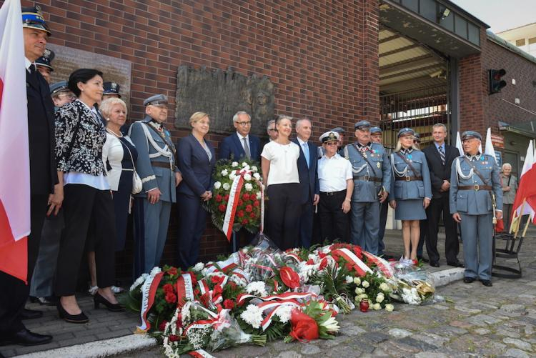 Wiceminister infrastruktury Kazimierz Smoliński (centrum-P), europosłanka Anna Fotyga (centrum-L) podczas obchodów 100. rocznicy pobytu Józefa Piłsudskiego oraz Kazimierza Sosnkowskiego w gdańskim areszcie. Fot. PAP/R. Jocher