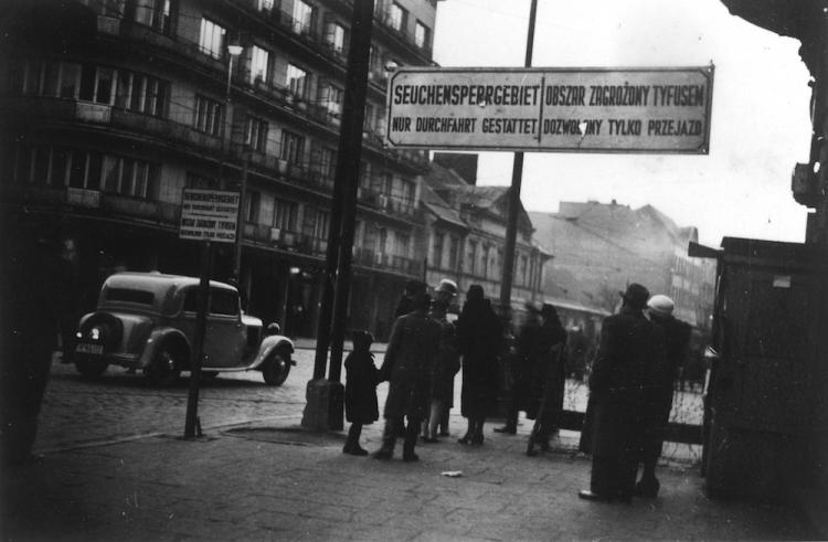 Ulica Chłodna róg Żelaznej, początek wytyczania granic terenu getta, 1940 r. Fot. PAP/CAF
