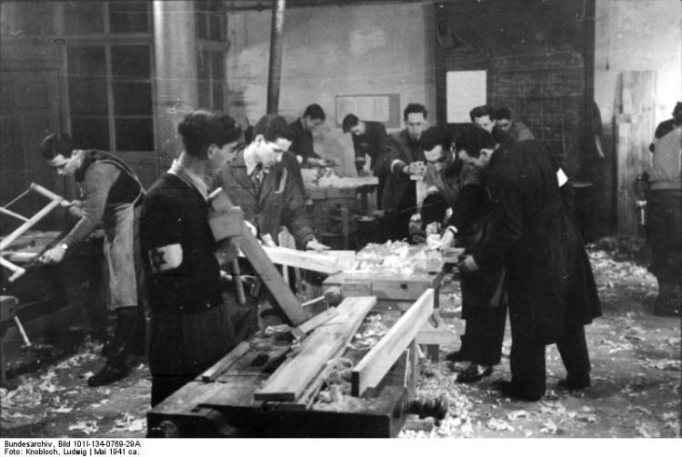 Żydzi pracują w stolarni na terenie getta warszawskiego. Maj 1941 r. Fot. Bundesarchiv. Źróło: Wikimedia Commons