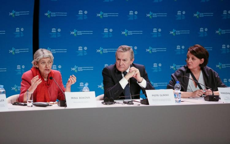 Dyrektor generalna UNESCO Irina Bokova, wicepremier, minister kultury Piotr Gliński oraz wiceminister kultury i dziedzictwa narodowego Magdalena Gawin podczas obrad 41. sesji Komitetu Światowego Dziedzictwa UNESCO. Kraków, 03.07.2017. Fot. PAP/S. Rozpędzik