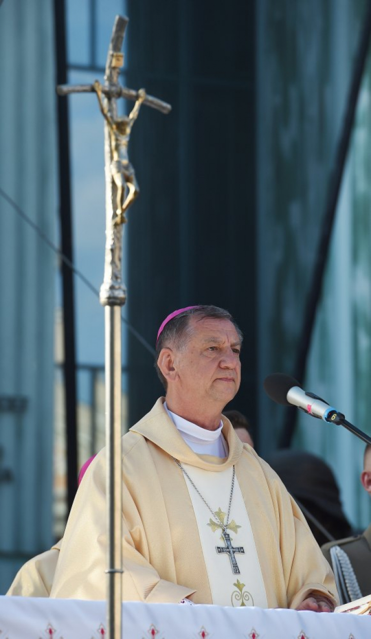 Biskup polowy WP Józef Guzdek przewodniczy mszy polowej odprawionej przed pomnikiem Powstania Warszawskiego na pl. Krasińskich podczas obchodów 73. rocznicy wybuchu powstania warszawskiego. Fot. PAP/R. Pietruszka 