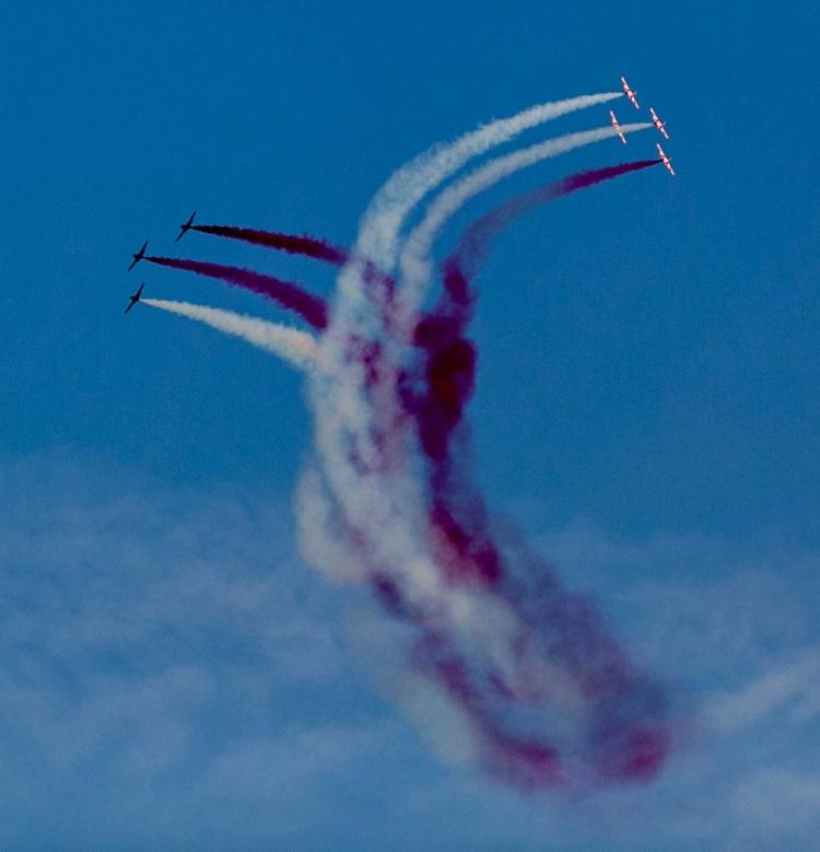 Pokaz zespołu Biało-Czerwone Iskry na lotnisku Sadków w Radomiu podczas Air Show 2013. Fot. PAP/M. Walczak 