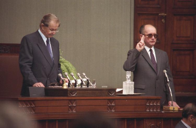 Zaprzysiężenie na urząd prezydenta PRL Wojciecha Jaruzelskiego, z lewej marszałek Sejmu Mikołaj Kozakiewicz. 19.07.1989. Fot. PAP/I. Sobieszczuk