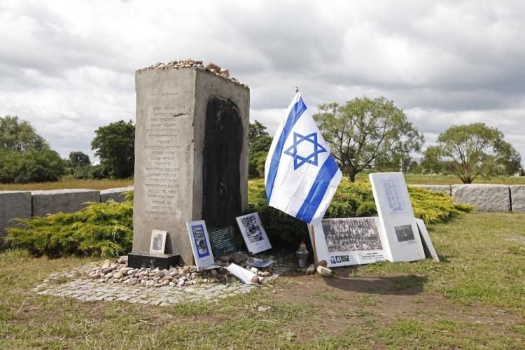 Pomnik poświęcony ofiarom mordu w Jedwabnem. Fot. PAP/A. Reszko