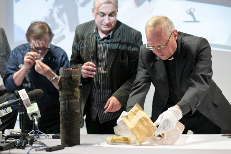  Proboszcz parafii katedralnej w Gorzowie Wielkopolskim Zbigniew Kobus (P) otwiera, 14 bm. "kapsułę czasu" znalezioną podczas pożaru wieży katedry w Gorzowie Wielkopolskim. Wielkopolskim. Obok pracownicy muzeum gorzowskiego Błażej Skaziński (C) i Tadeusz Szczurek (L).  Gorzów Wielkopolski, 14.07.2017.PAP/L. Muszyński 