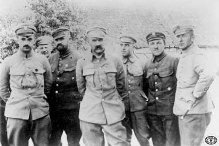 Grupa oficerów sztabu I Brygady Legionów w Karasinie. Józef Piłsudski w środku. Fot. CAW