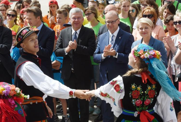 Marszałek Senatu Stanisław Karczewski (3P), przewodnicząca Związku Polaków na Białorusi Andżelika Borys (P) i prezes Stowarzyszenia „Wspólnota Polska” Dariusz Bonisławski (C) po konferencji prasowej inaugurującej akcję "Lato z Polską" przed Domem Polonii w Warszawie. Fot. PAP/R. Pietruszka 