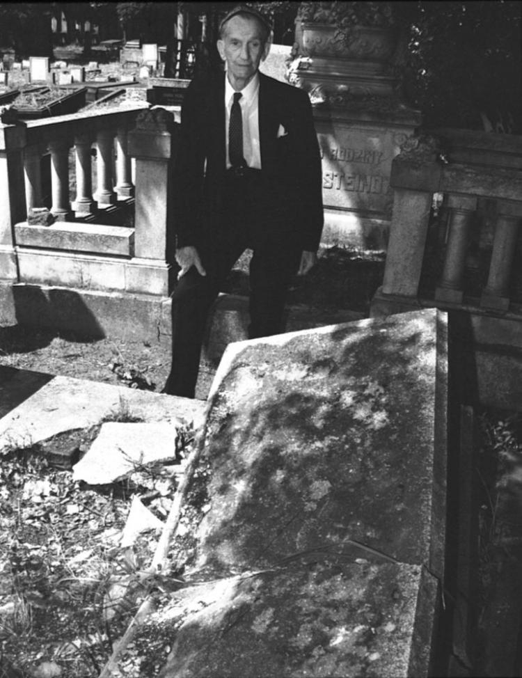 Jan Karski zwiedza największy w Europie cmentarz żydowski, przy ul. Brackiej w Łodzi. 1996 r. Fot. PAP/CAF/C. Pecold