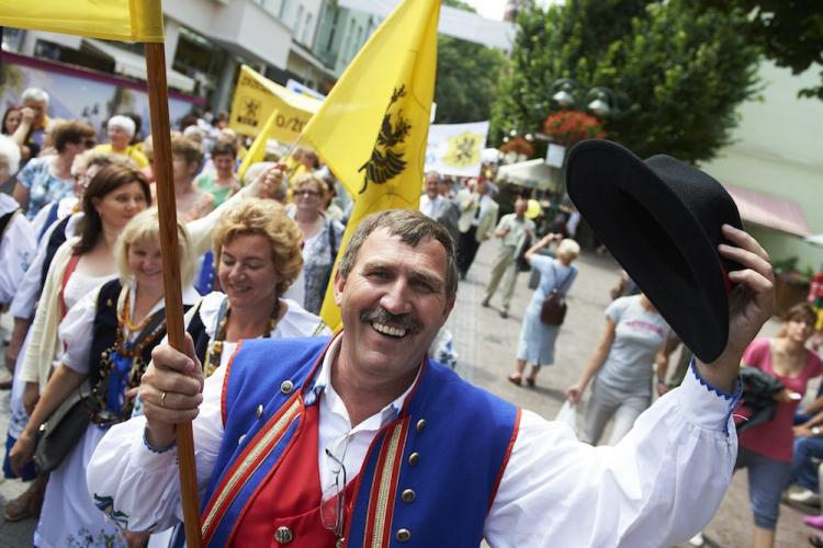 Kaszubi w regionalnych strojach kaszubskich. Fot. PAP/A. Warżawa