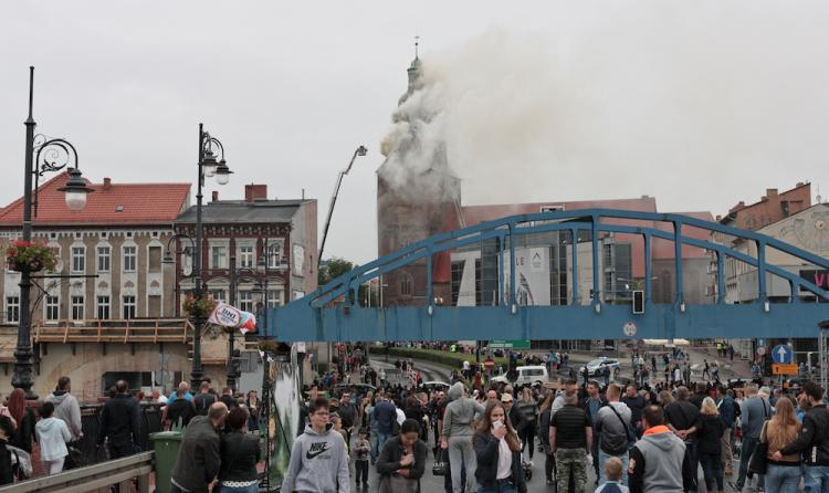  Strażacy walczą z pożarem katedry w Gorzowie Wielkopolskim. Fot. PAP/L. Muszyński