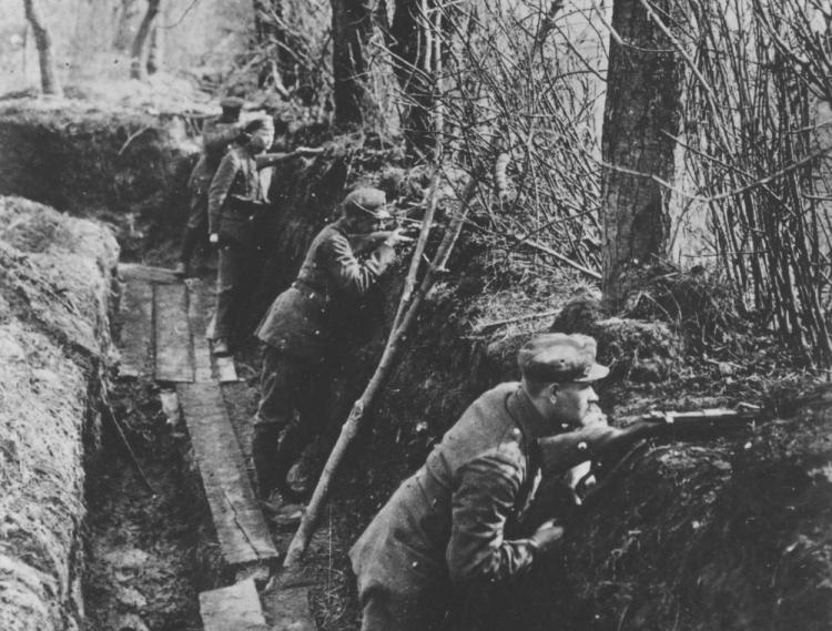 Legioniści w okopach na pozycjach strzeleckich na froncie wschodnim nad Styrem - pozycje pod Kostiuchnówką. Fot. NAC