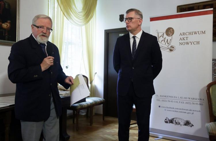 Dyrektor AAN Tadeusz Krawczak (L) i dyrektor WBH Sławomir Cenckiewicz podczas konferencji prasowej „Dokumenty polskich władz emigracyjnych z USA” w siedzibie Archiwum Akt Nowych w Warszawie. Fot. PAP/T. Gzell 