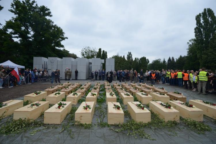 Uroczyste wyprowadzenie szczątków ofiar zbrodni komunistycznych z „Łączki” Cmentarza Wojskowego na Powązkach w Warszawie. Fot. PAP/M. Obara 