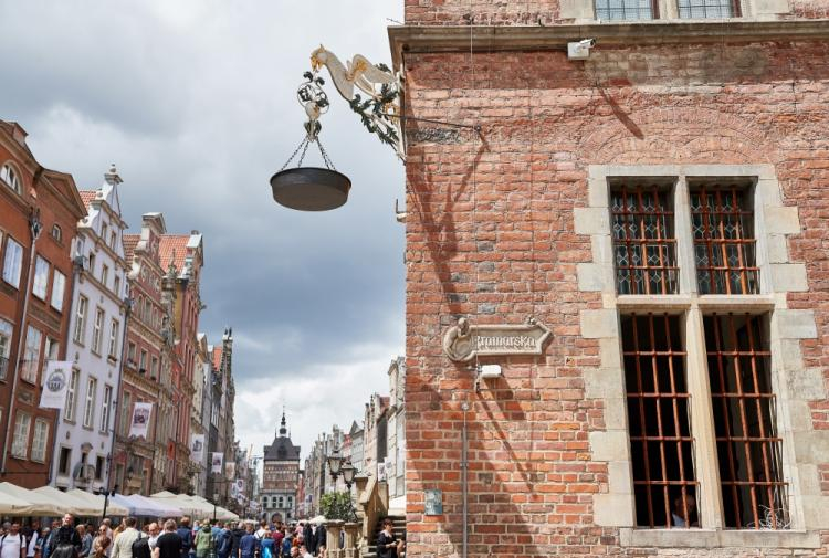 Kopia latarni z drugiej połowy XVIII wieku odsłonięta na fasadzie Ratusza Głównego Miasta w Gdańsku. Gdańsk, 04.07.2017Fot. PAP/A. Warżawa