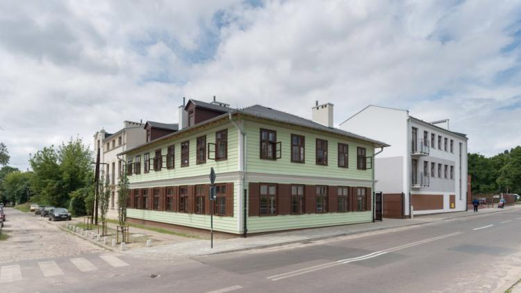 Najcenniejszy z wyremontowanych budynków – drewniany dom z 1895 r. Fot. PAP/G. Michałowski 