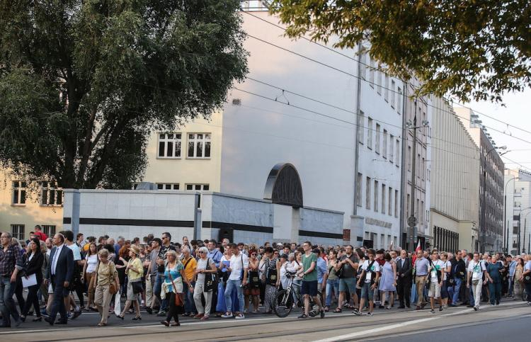 Marsz Pamięci, upamiętniający 75. rocznicę rozpoczęcia przez Niemców akcji likwidacyjnej getta warszawskiego, wyruszył ulicami Warszawy sprzed pomnika Umschlagplatz. Fot. PAP/R. Guz