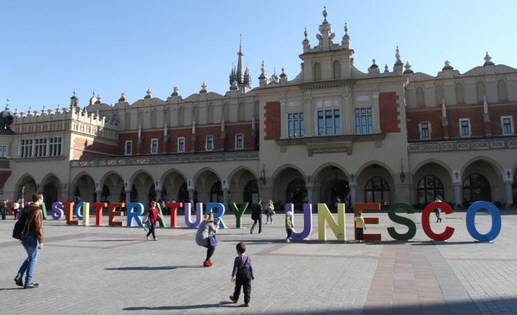 Instalacja na Rynku Głównym w Krakowie z okazji przyznania stolicy Małopolski tytułu Miasta Literatury UNESCO. 2013 r. PAP/J. Bednarczyk 